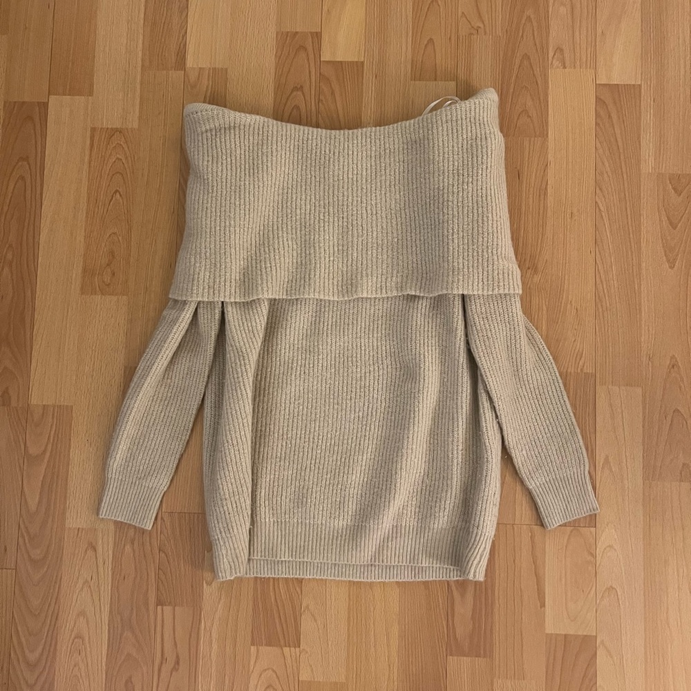 Forever 21 Off the Shoulder Sweater Size Medium